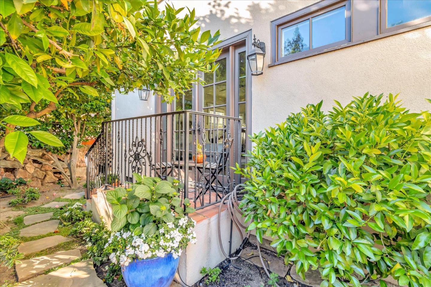 1568 Mariposa Avenue