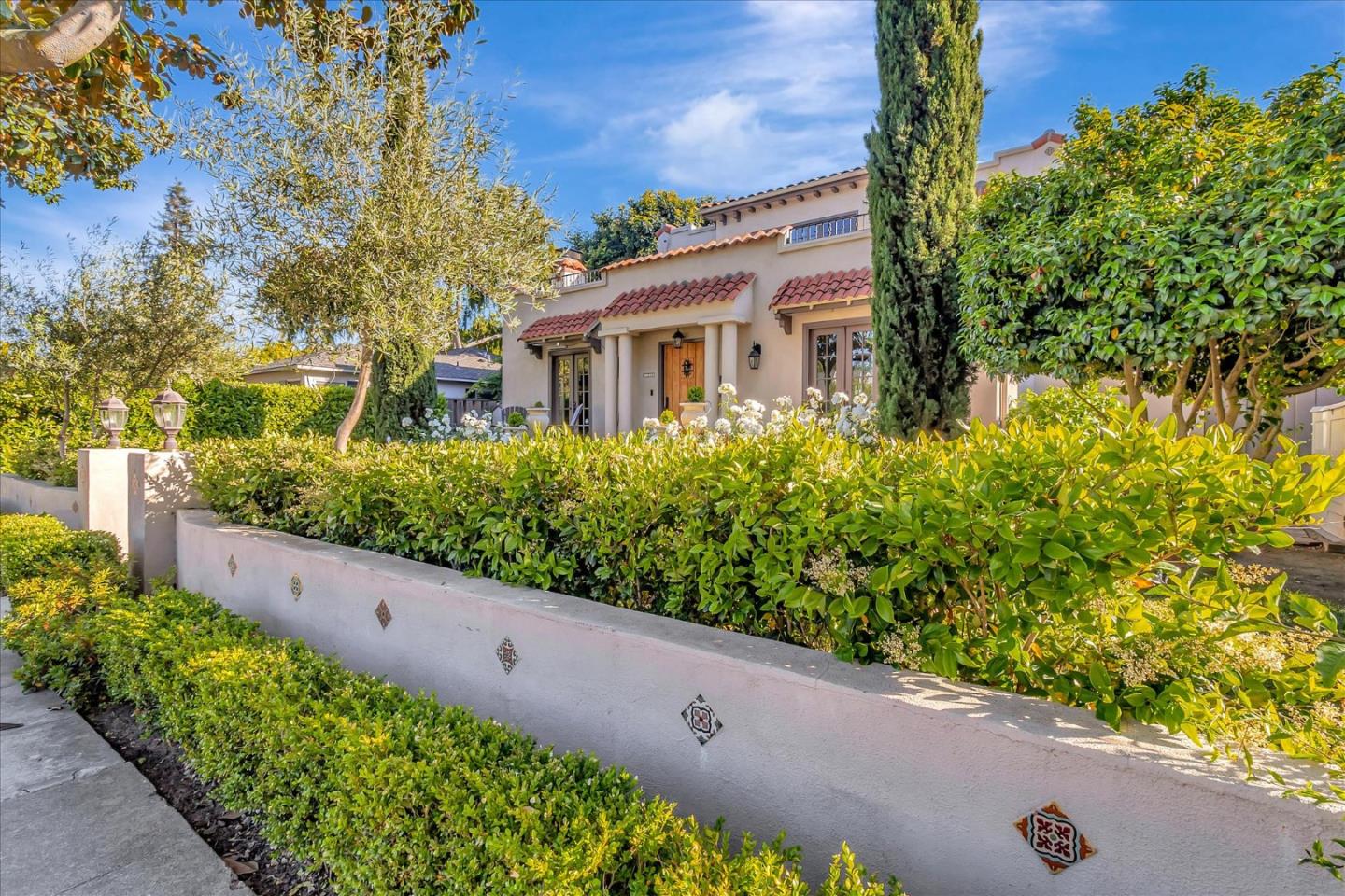 1568 Mariposa Avenue