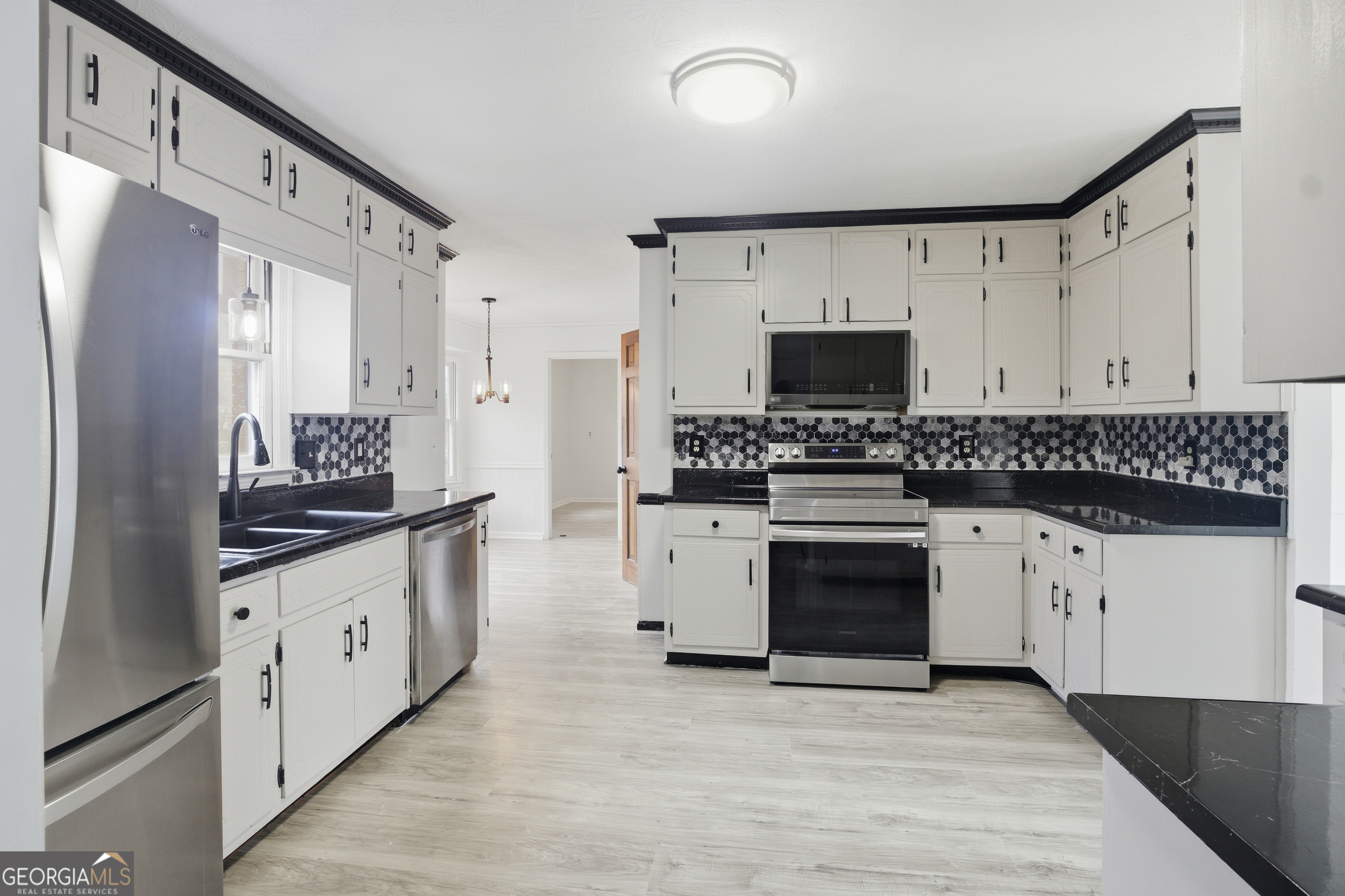 560 Clubhouse Drive SE