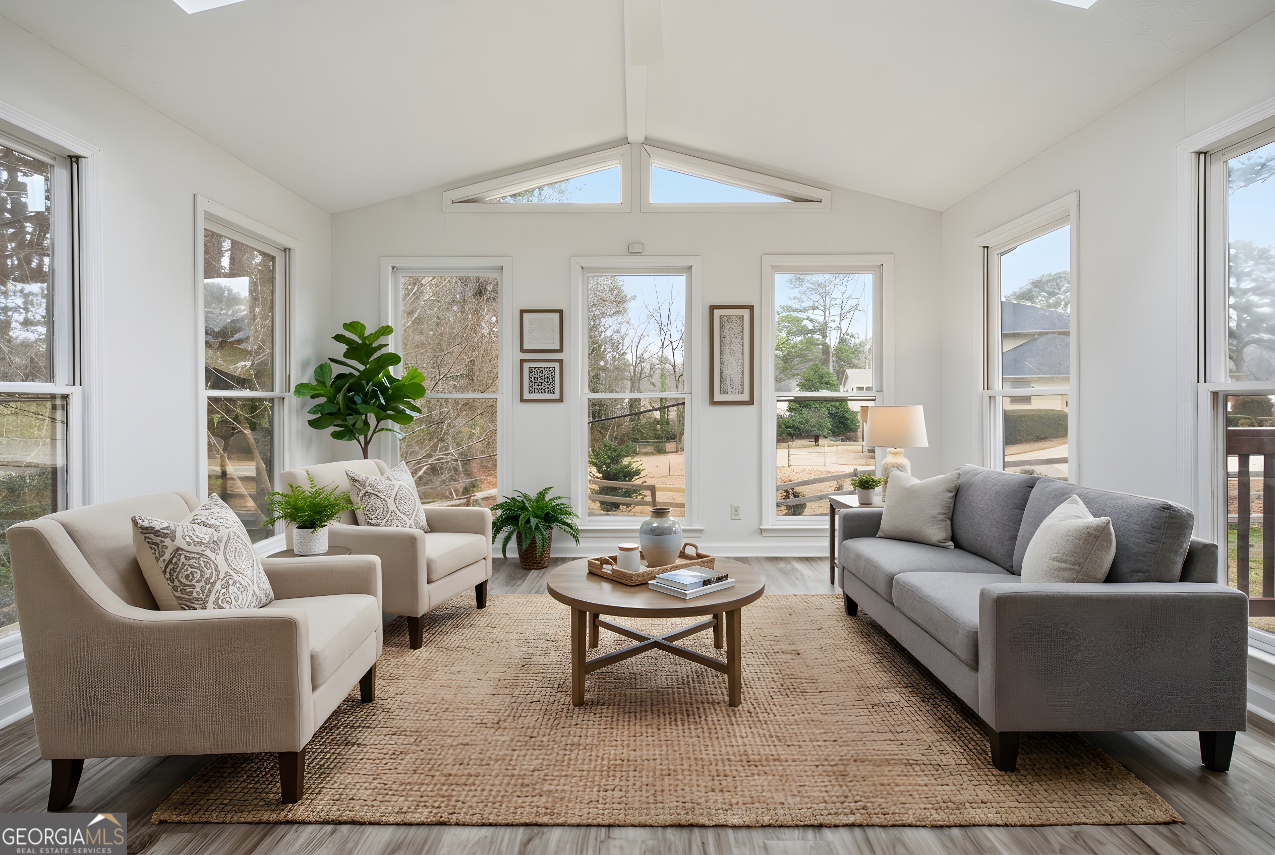 560 Clubhouse Drive SE