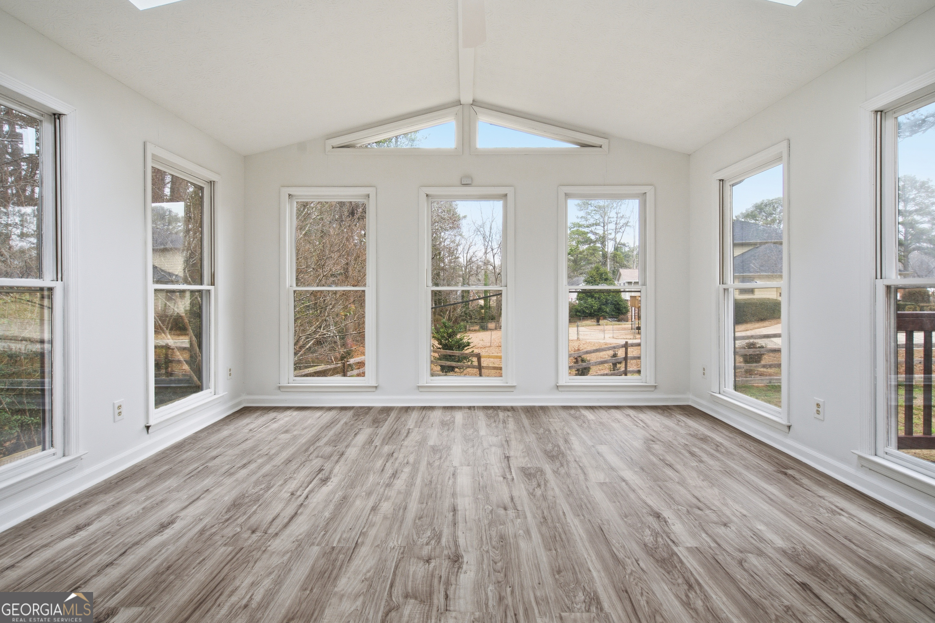 560 Clubhouse Drive SE