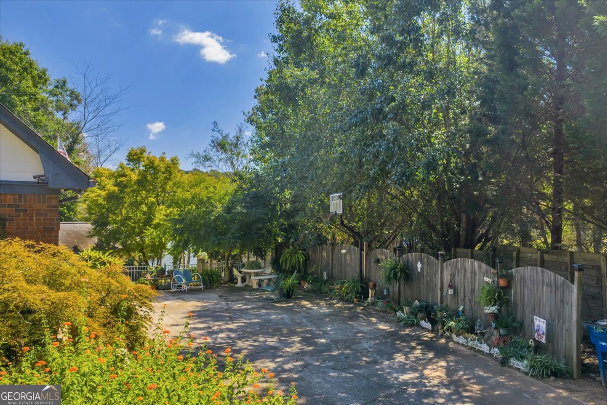 5011 SE West Lake Drive