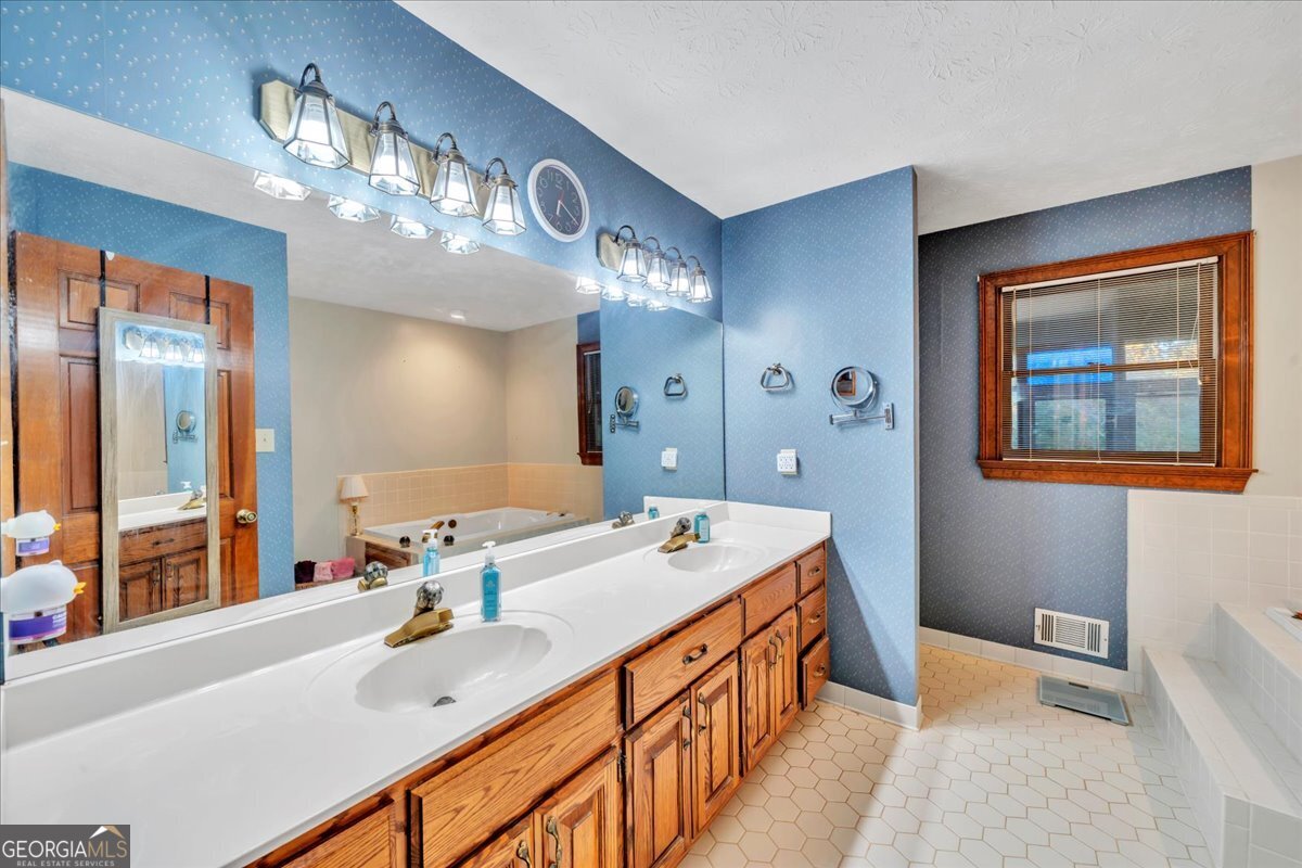 5011 SE West Lake Drive