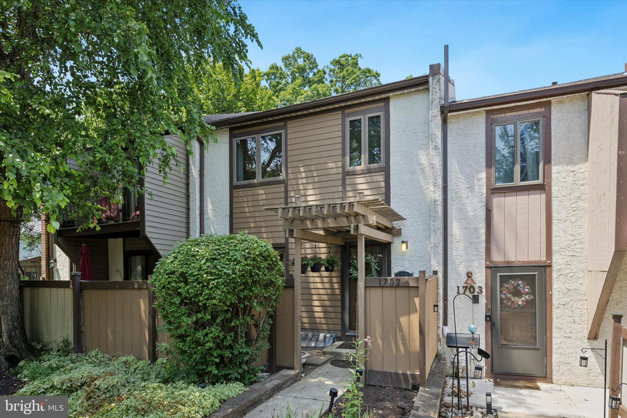 1702 LINDEN WAY