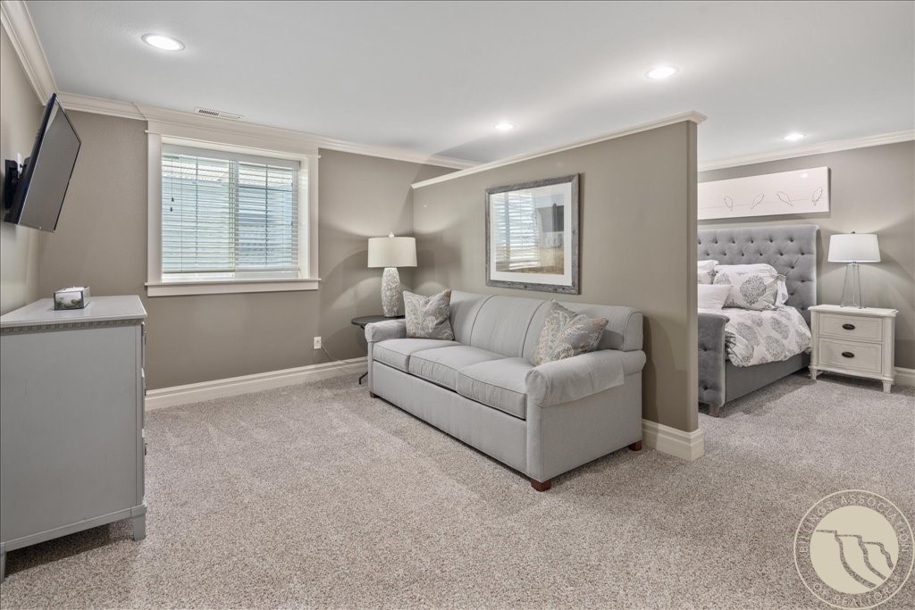 3976 Woodcreek DRIVE