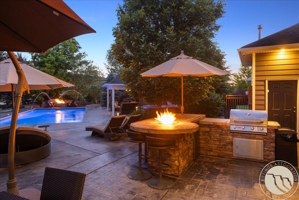 3976 Woodcreek DRIVE