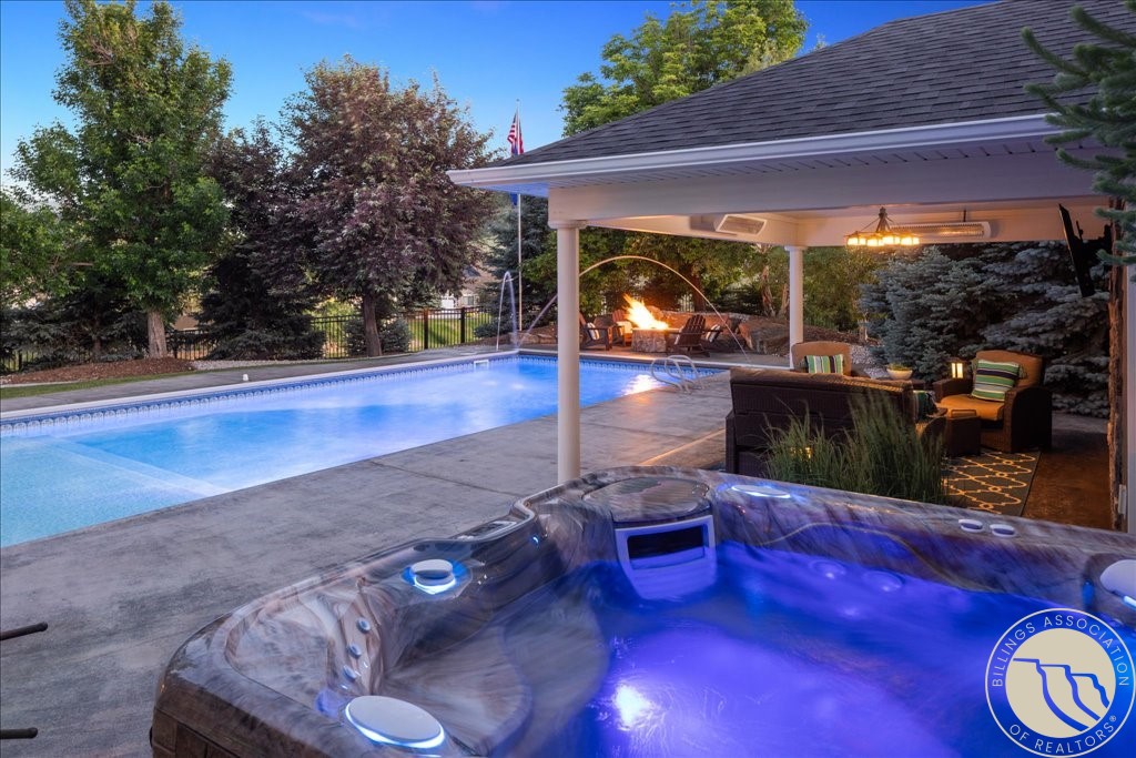 3976 Woodcreek DRIVE