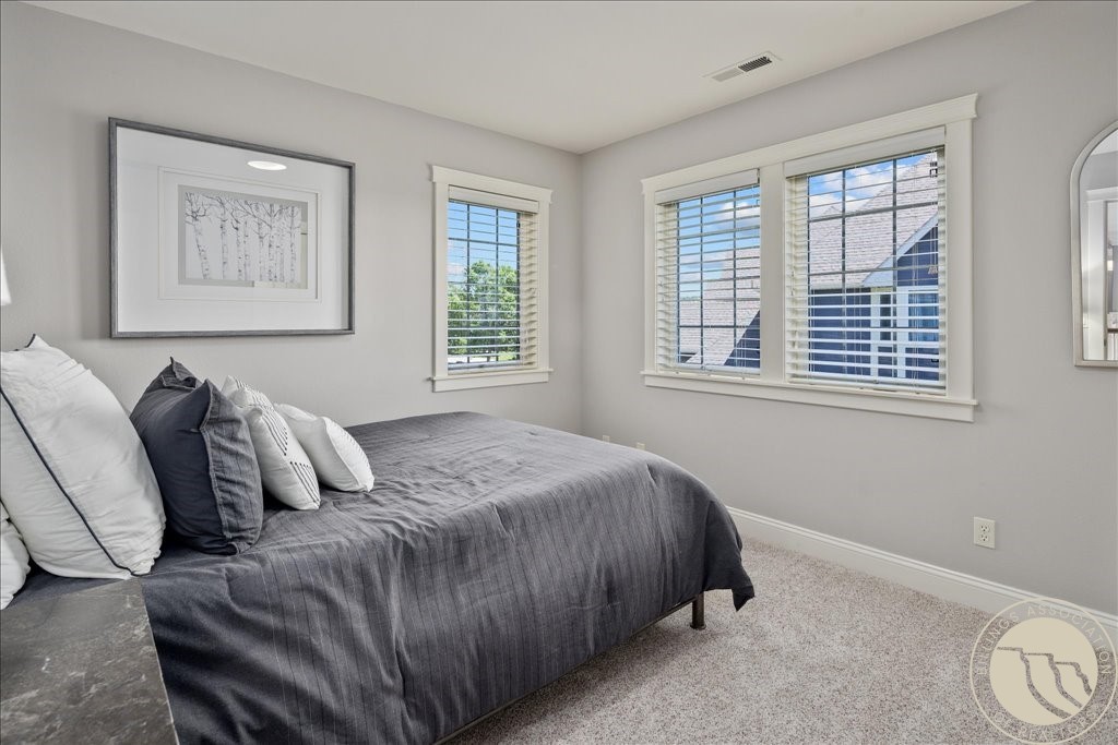 3976 Woodcreek DRIVE