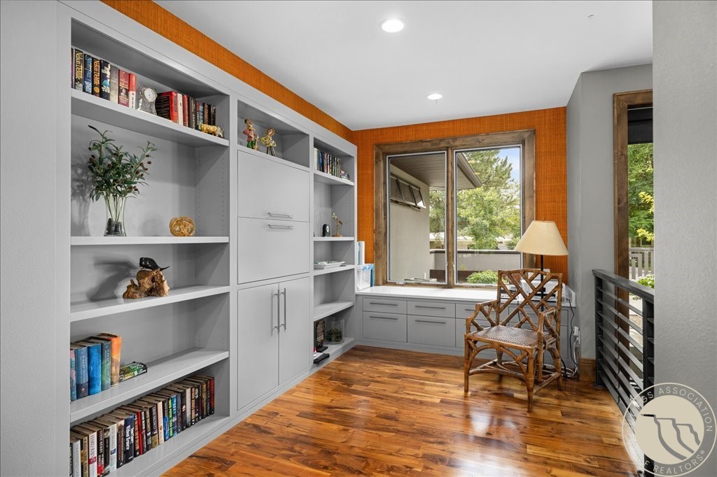 1833 Iris Lane