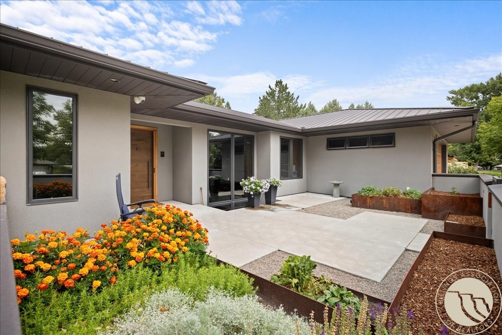 1833 Iris Lane