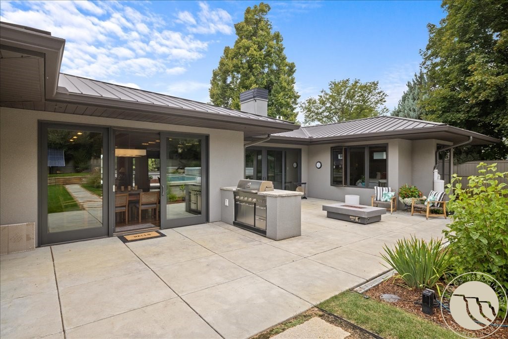 1833 Iris Lane