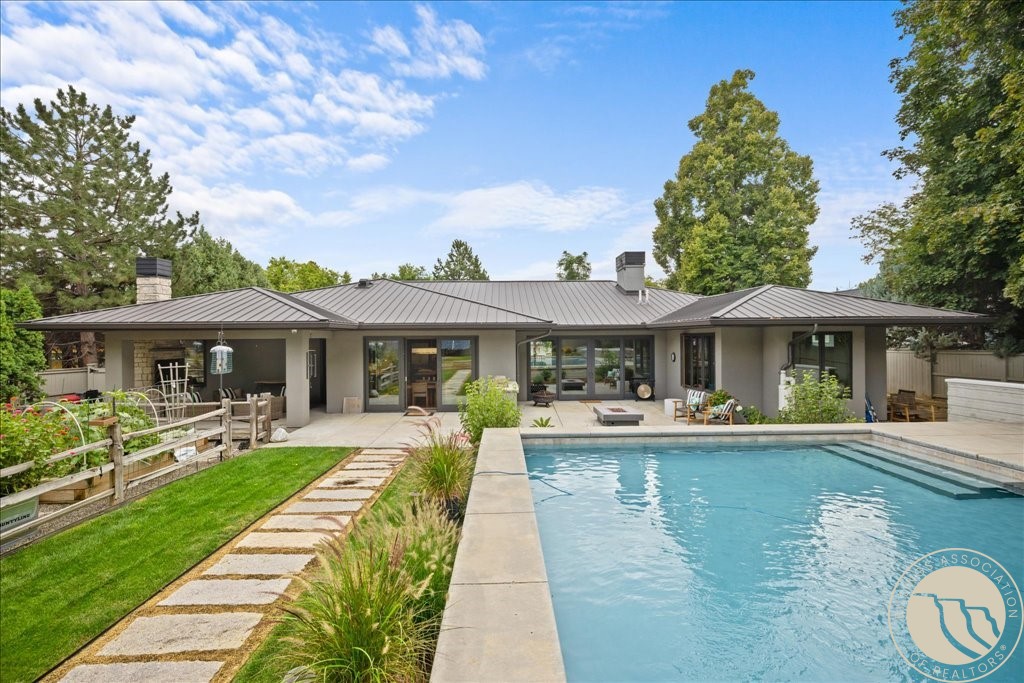 1833 Iris Lane