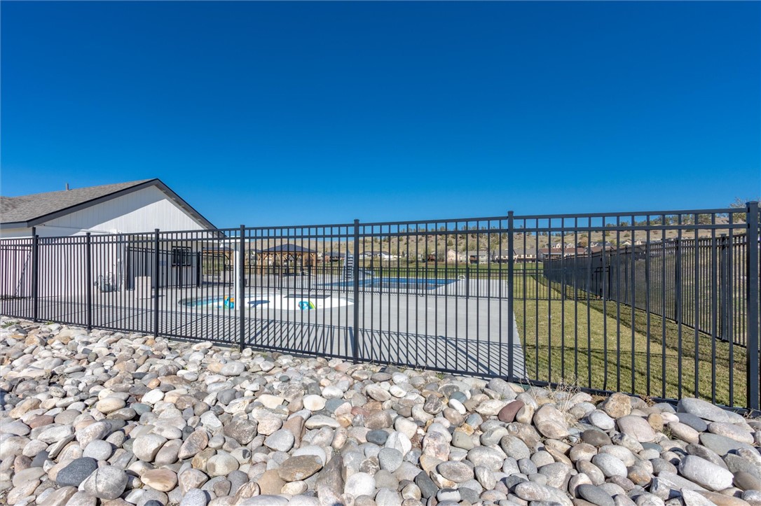 2433 Glengarry LANE