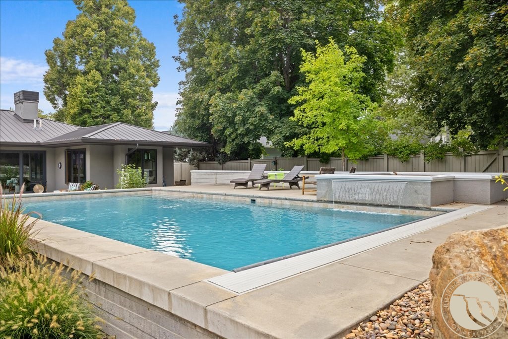 1833 Iris Lane