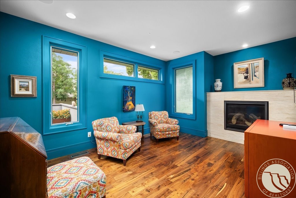 1833 Iris Lane