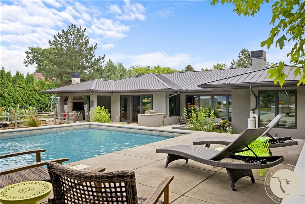 1833 Iris Lane