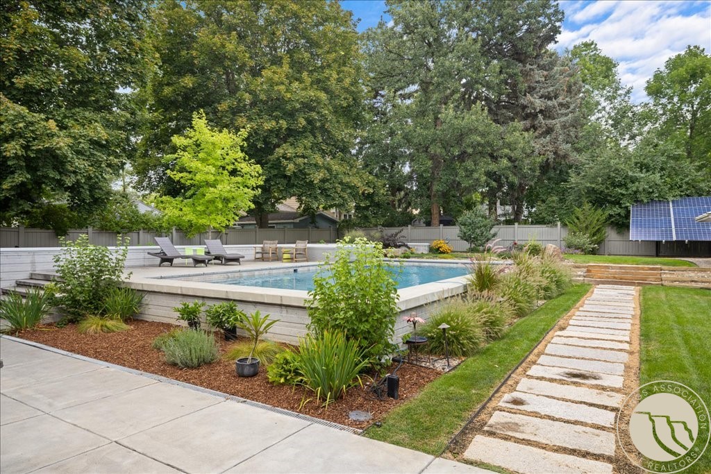 1833 Iris Lane