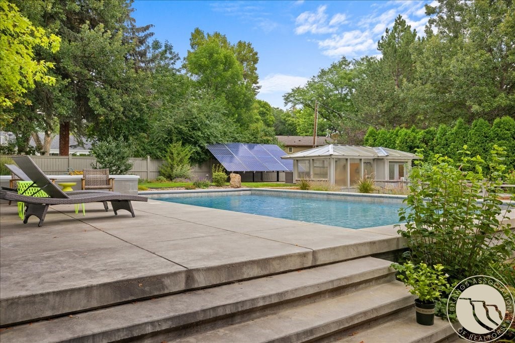 1833 Iris Lane