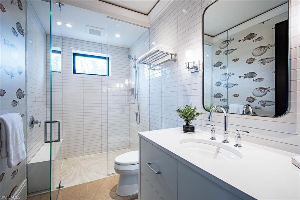 700 Admiralty Parade W