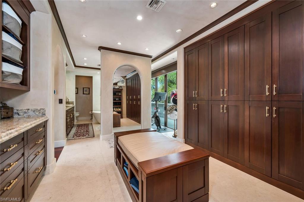 2233 Forrest LN
