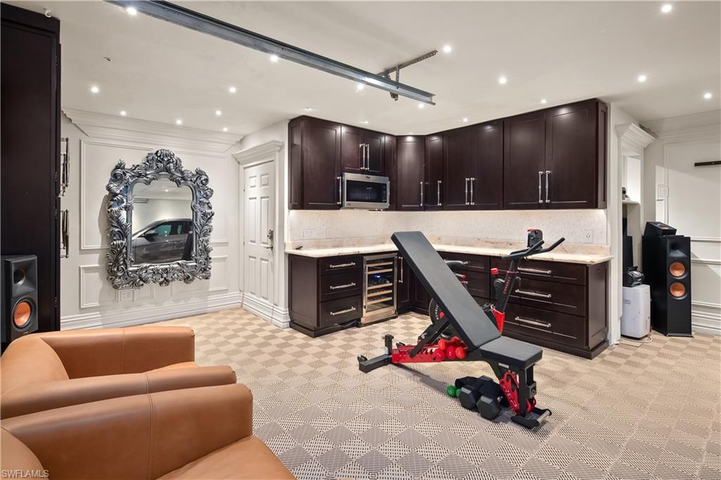 1585 Mullet LN