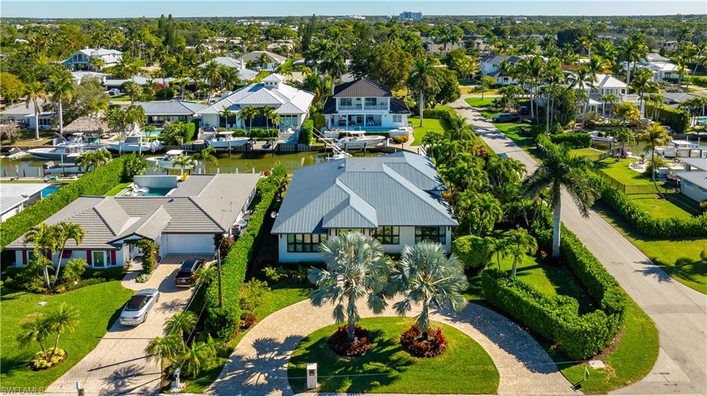 1585 Mullet LN