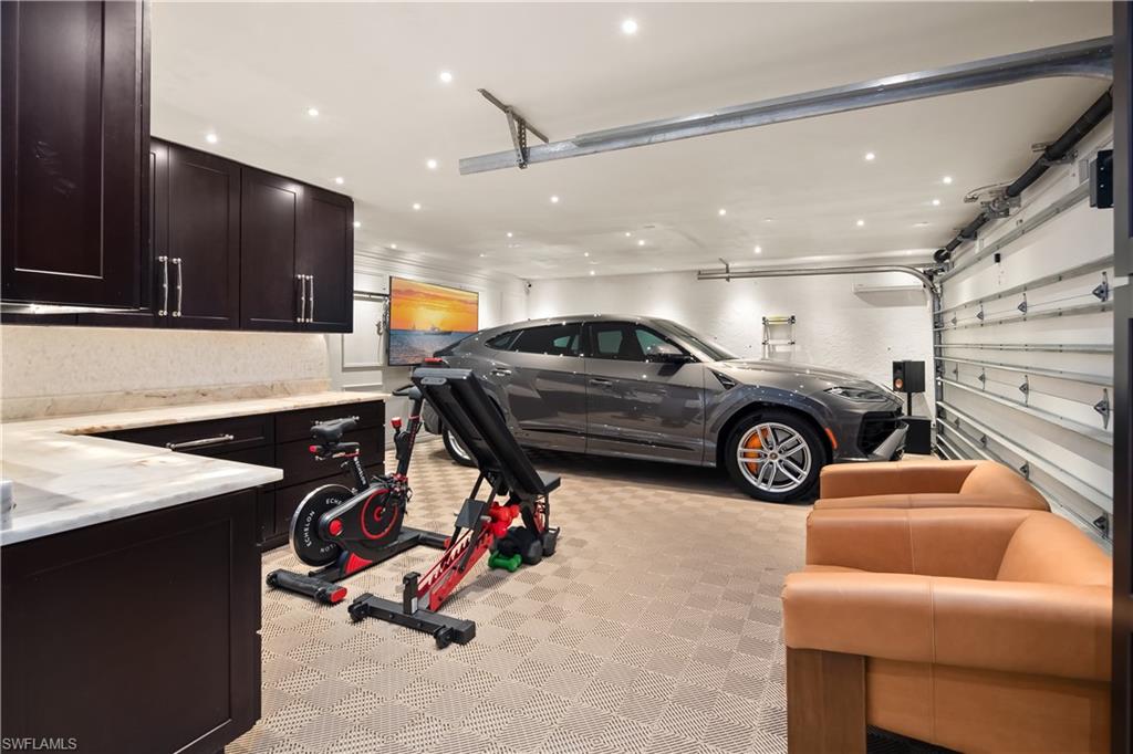 1585 Mullet LN