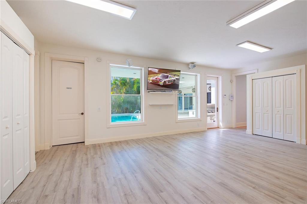 180 7th AVE S