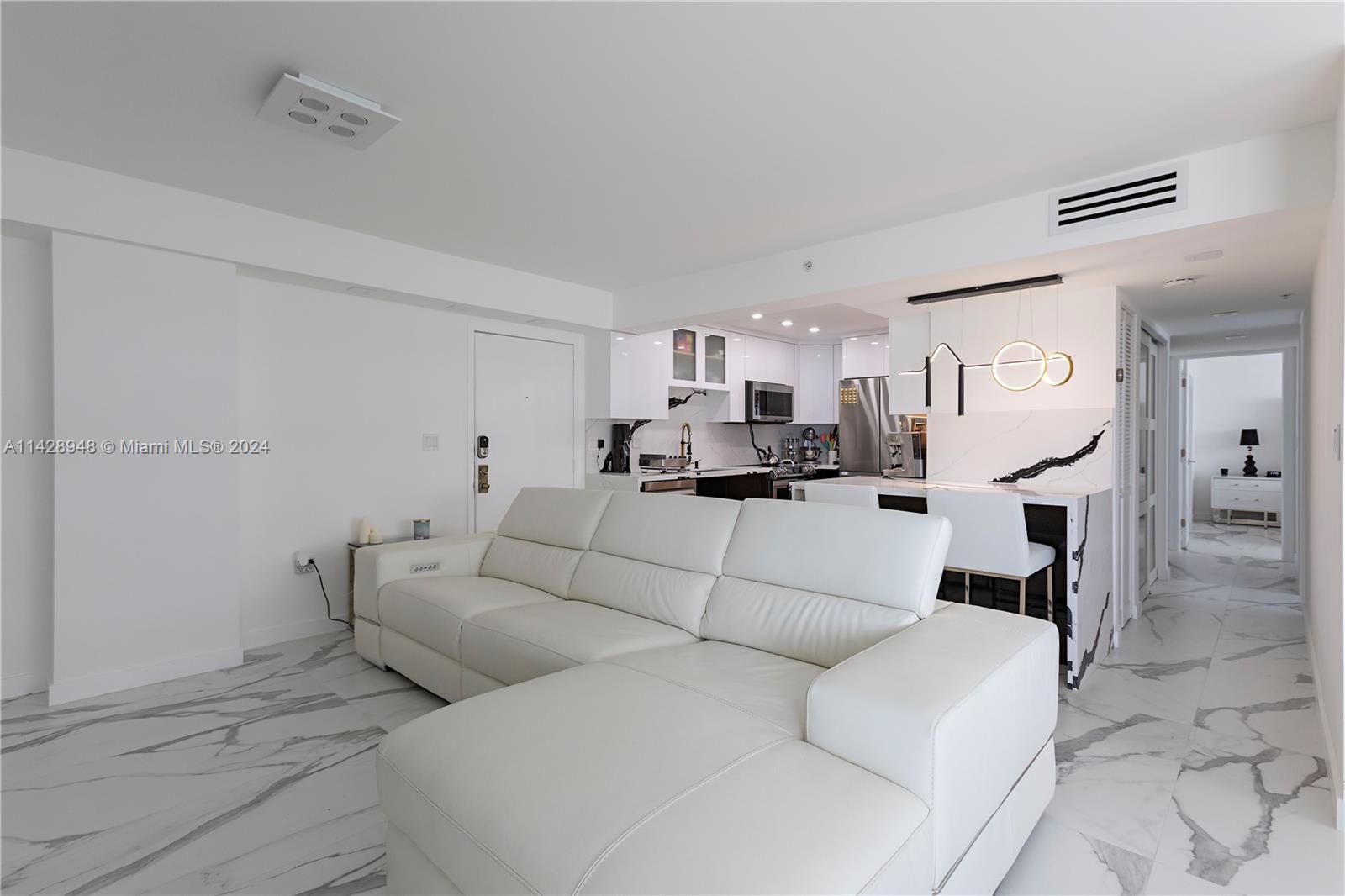 1623 Collins Ave # 915