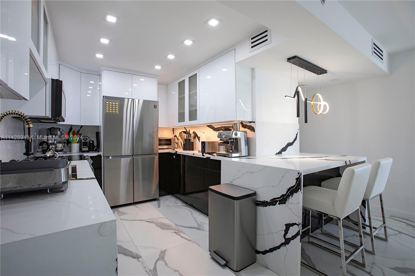 1623 Collins Ave # 915
