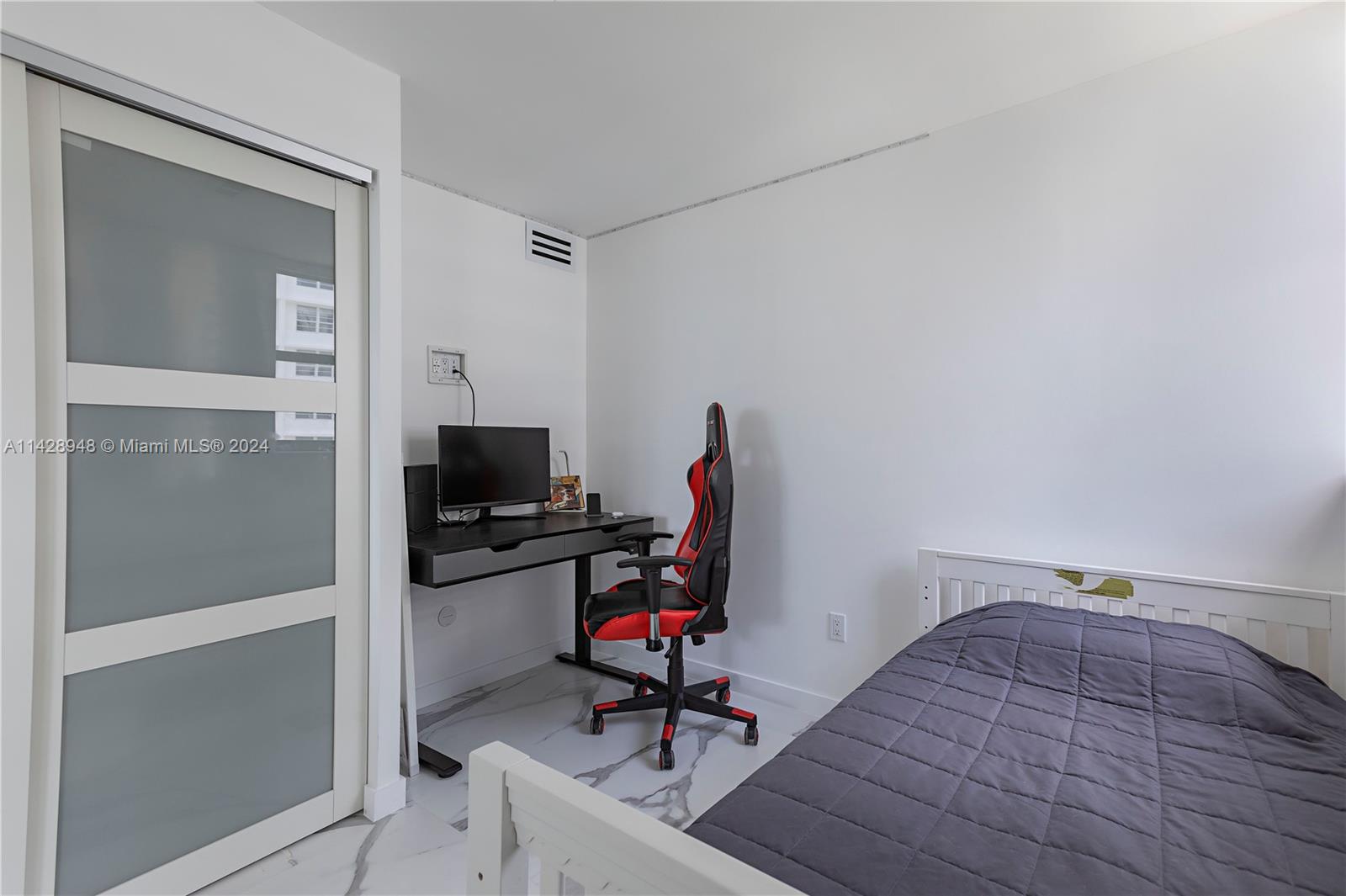 1623 Collins Ave # 915