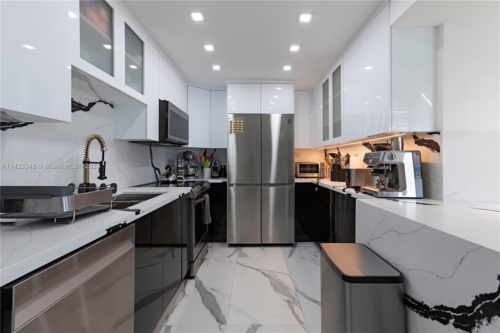 1623 Collins Ave # 915