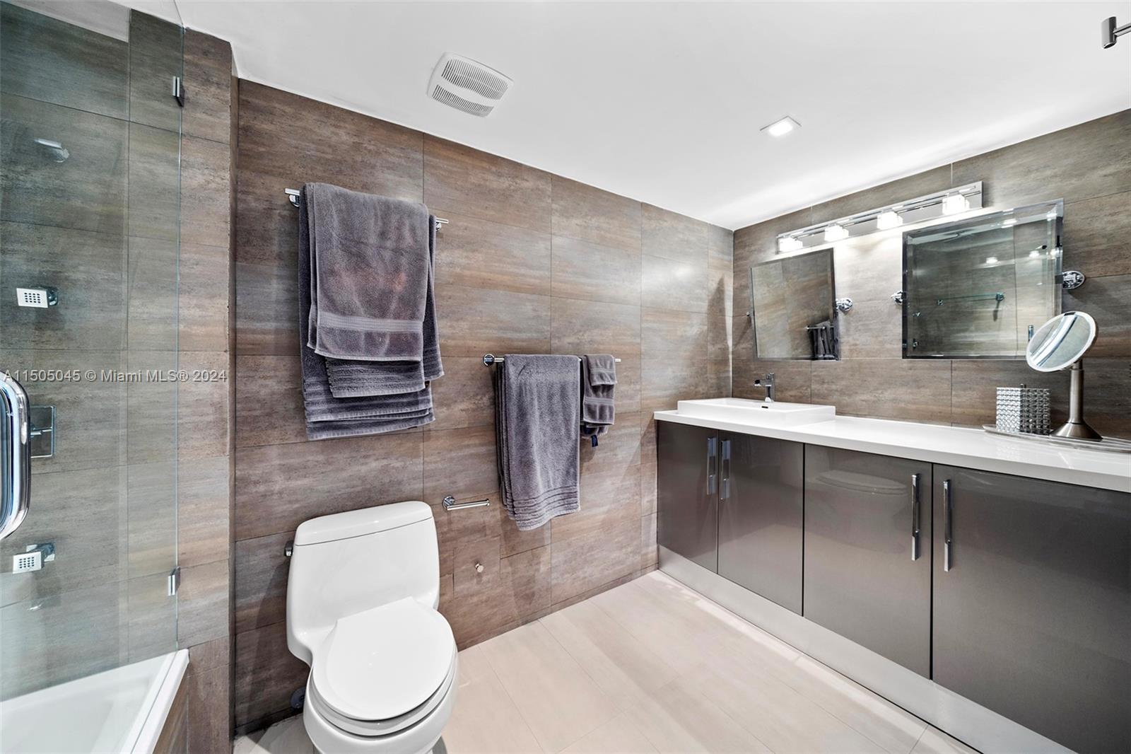 2301 Collins Ave # 610