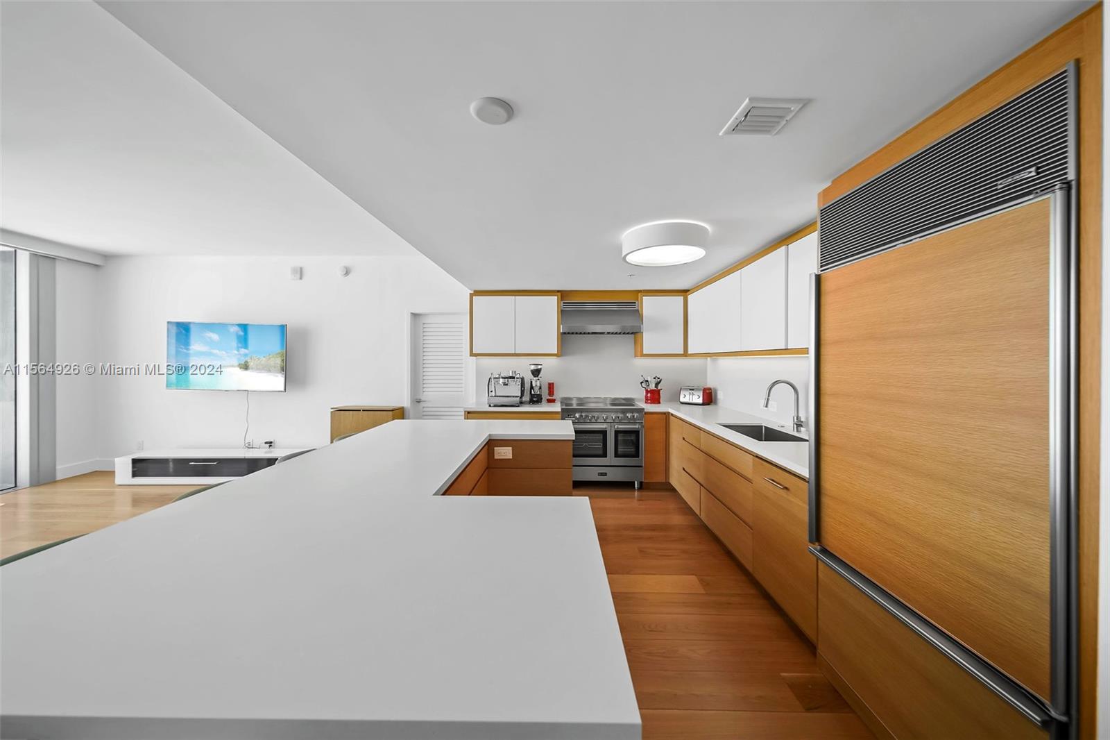 6899 Collins Ave Unit: 606/607