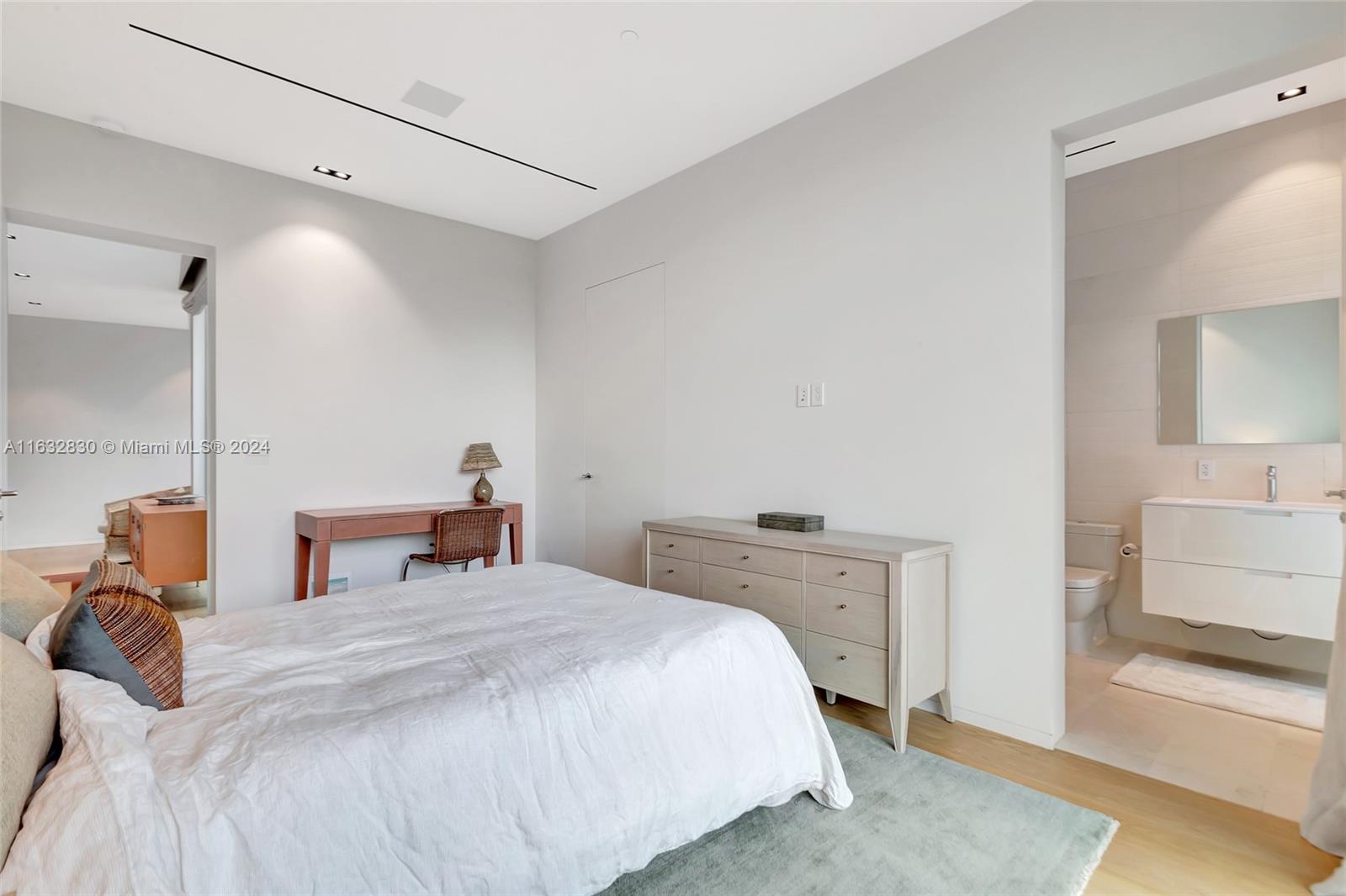 1051 W 48th St