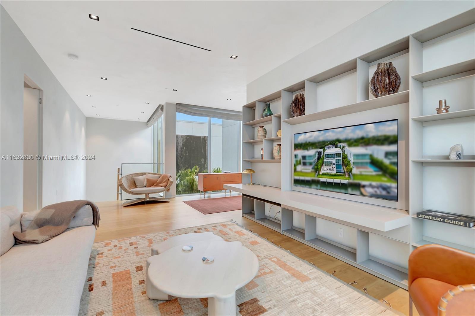1051 W 48th St