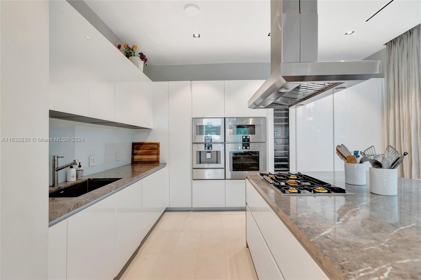 1051 W 48th St