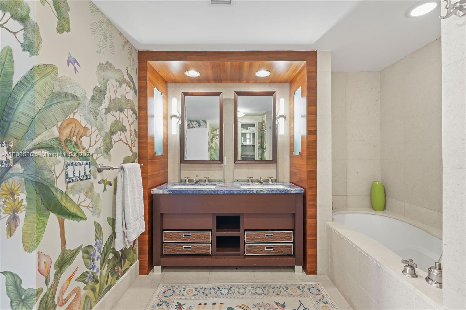 6799 Collins Ave # 1601
