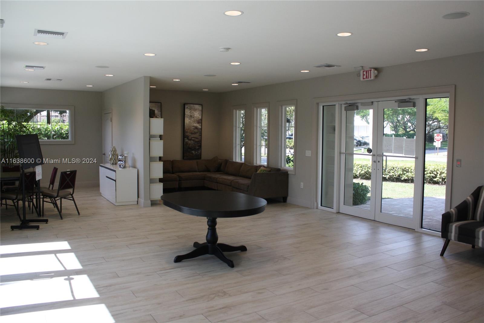 1426 Silk Oak Dr