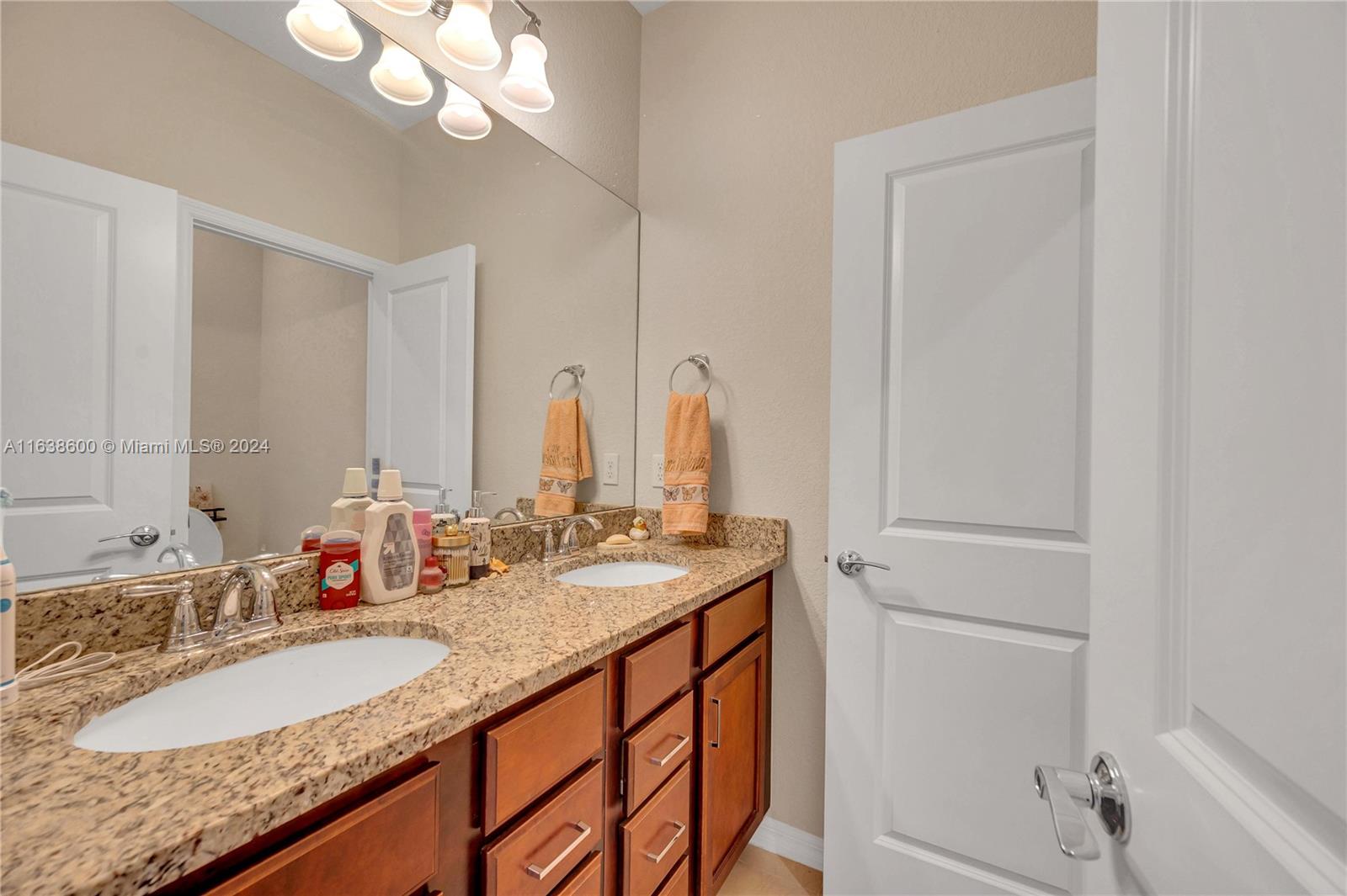 1426 Silk Oak Dr