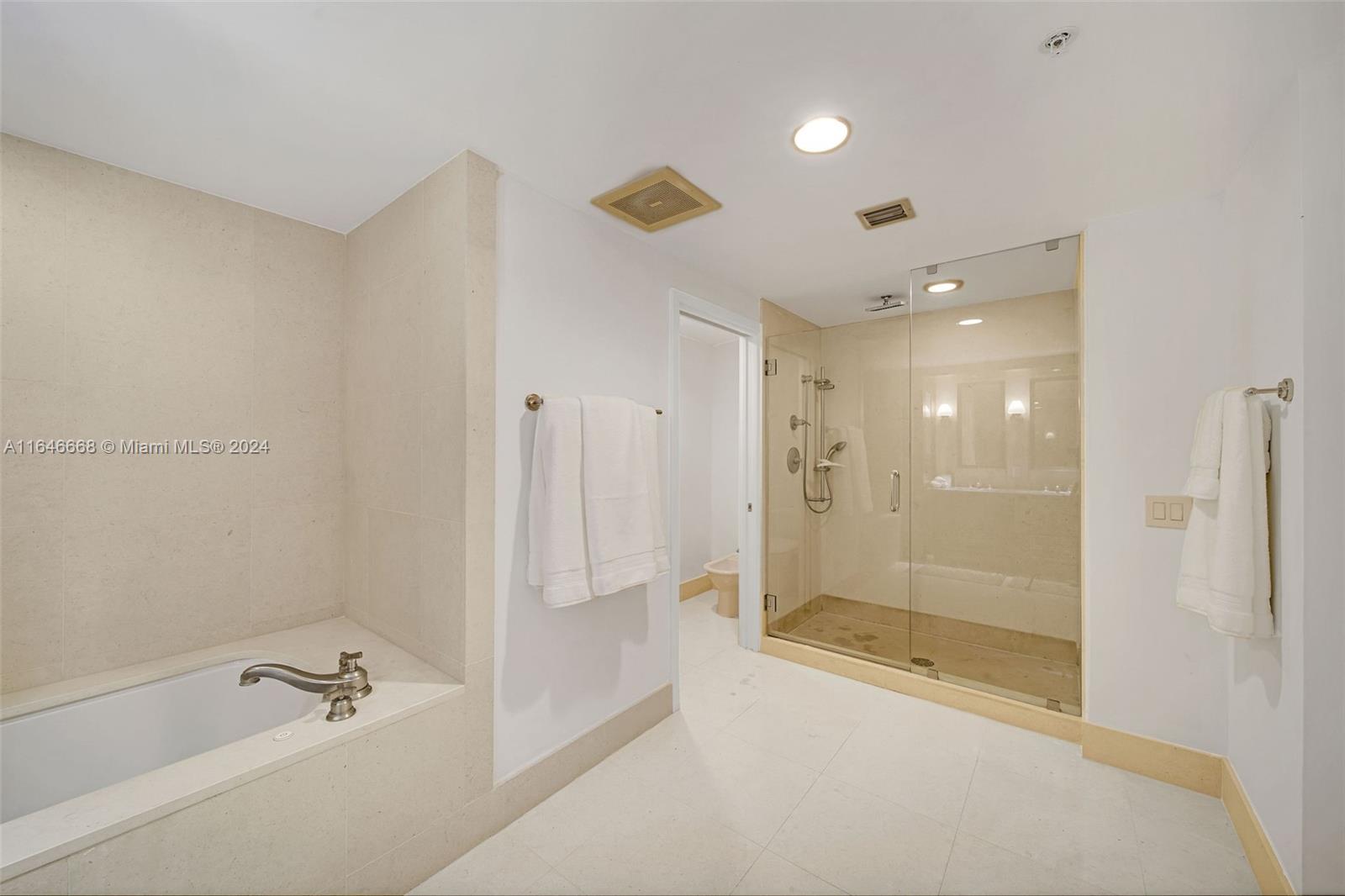 6899 Collins Ave # 807