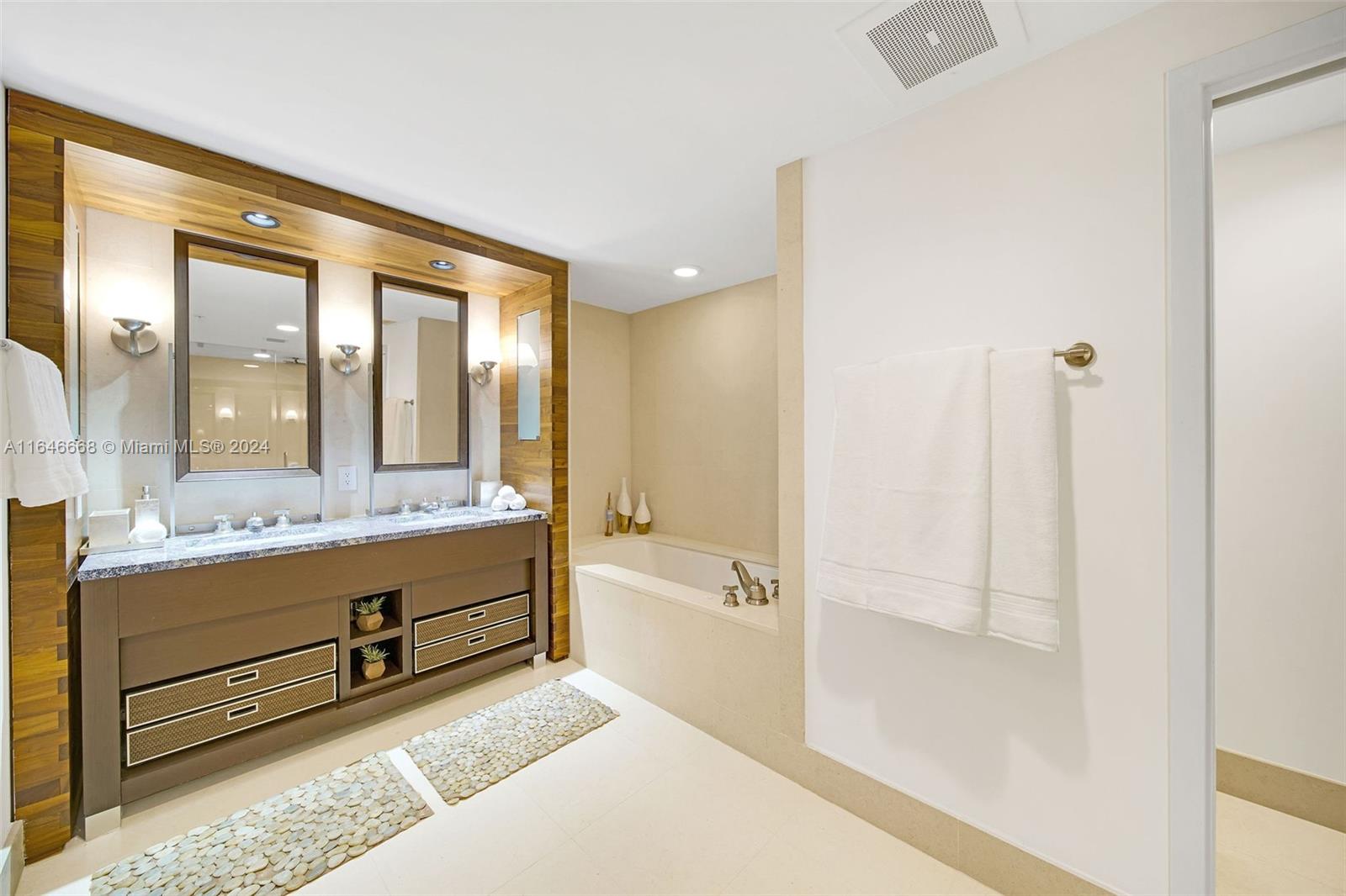 6899 Collins Ave # 807