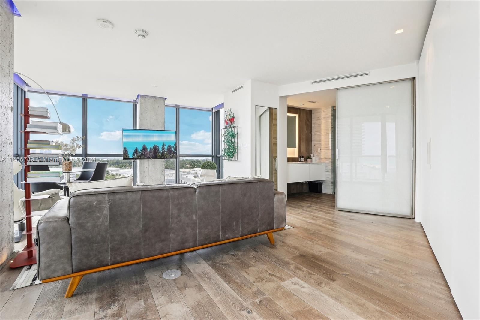 2201 Collins Ave # 1201