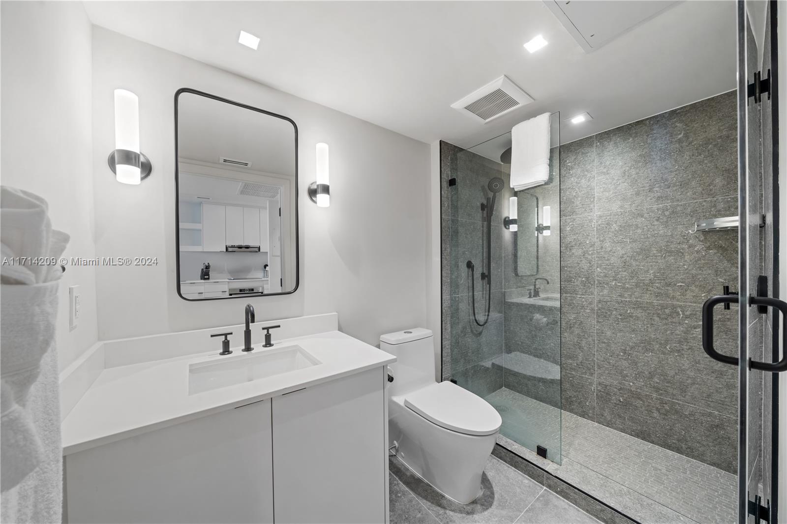 2301 Collins Ave # 914