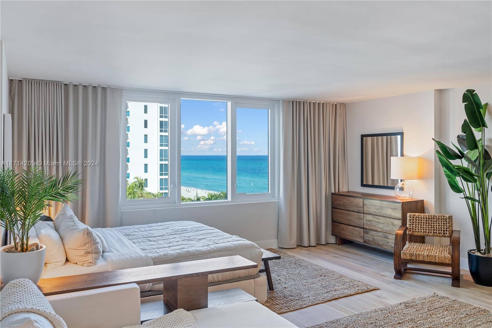 2301 Collins Ave # 914