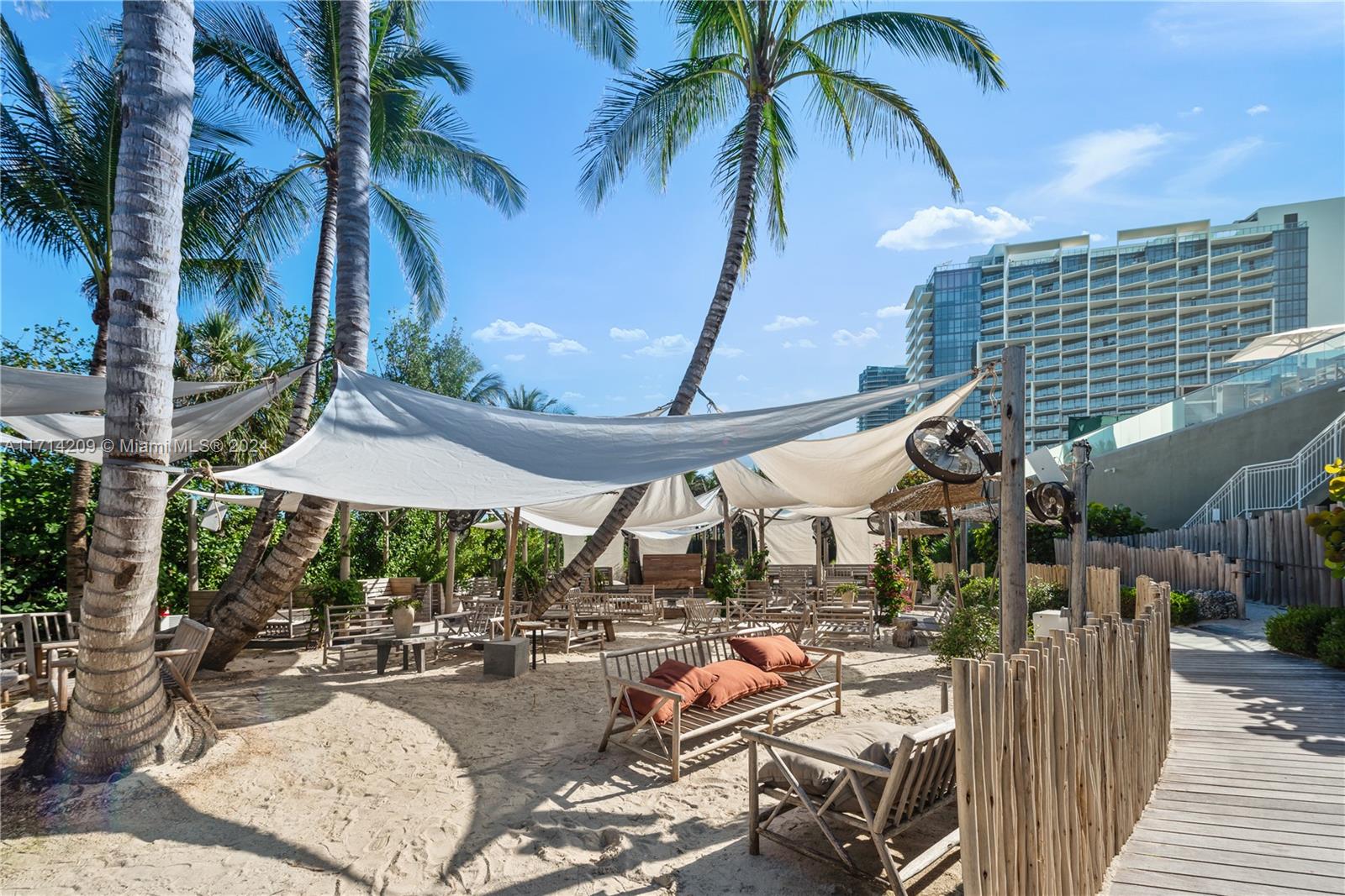 2301 Collins Ave # 914
