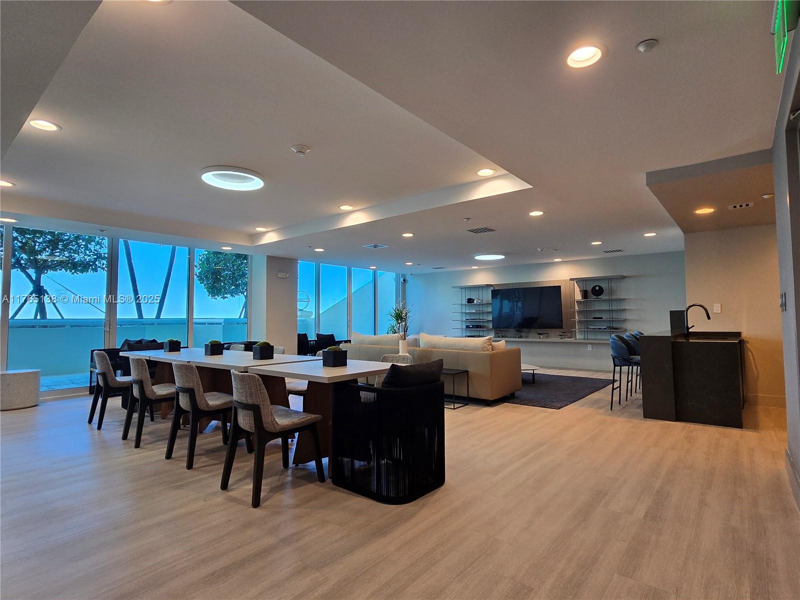 5025 Collins Ave # 705