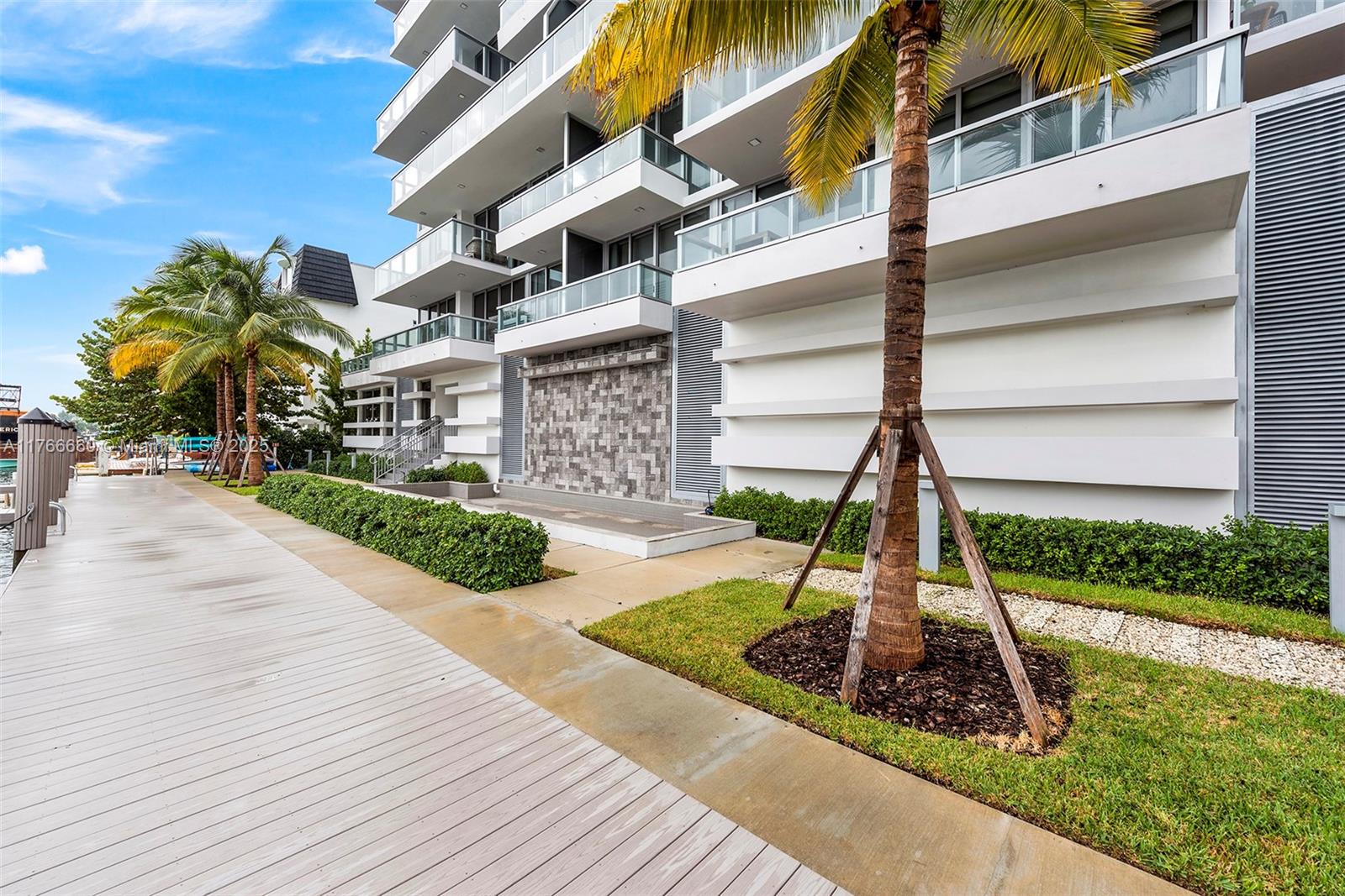 9521 E Bay Harbor Dr # 905