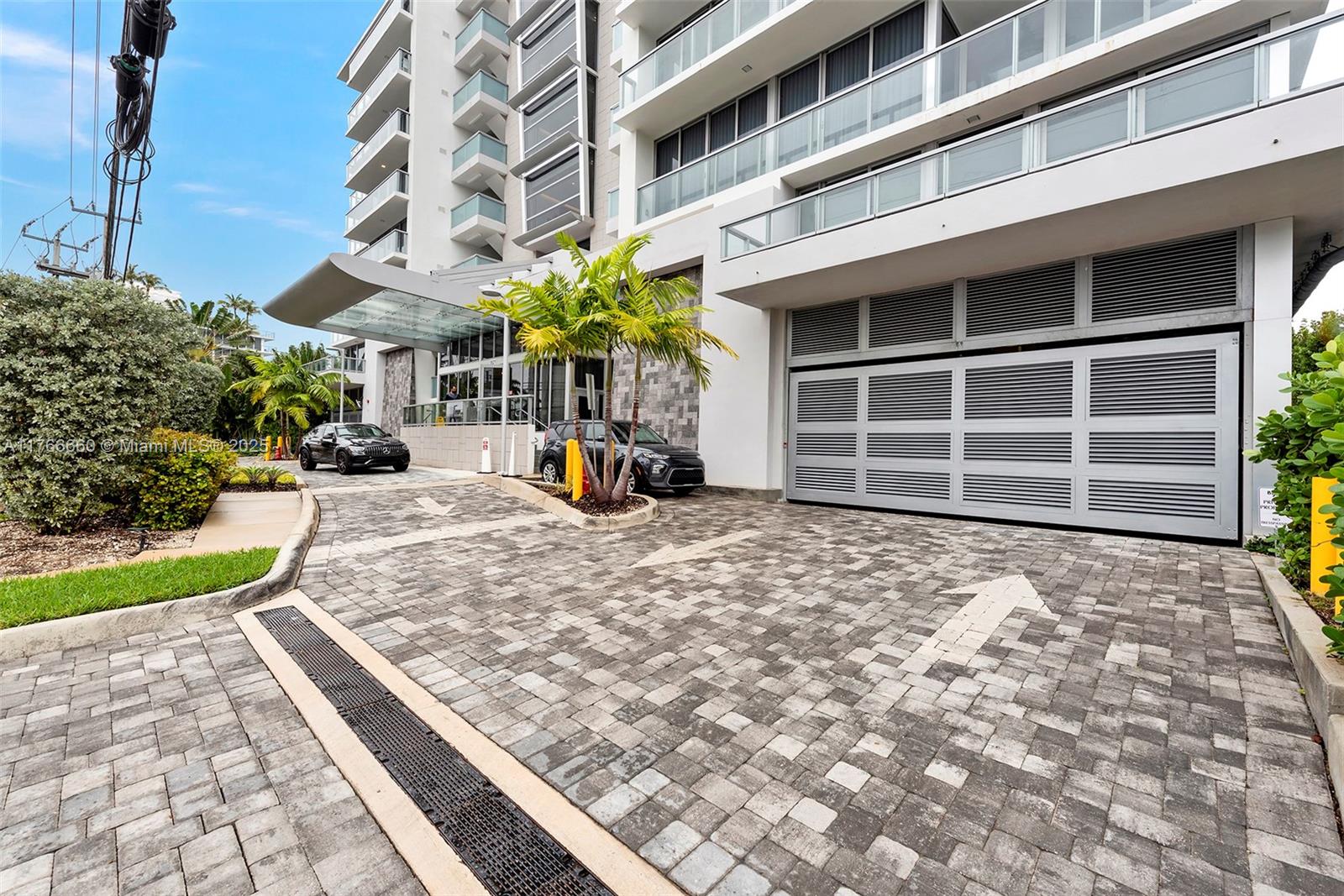 9521 E Bay Harbor Dr # 905
