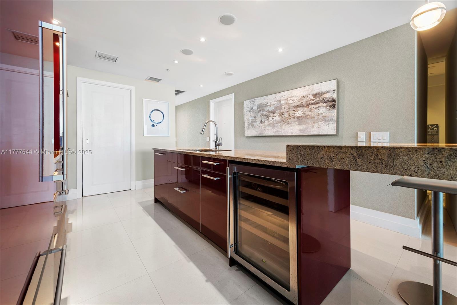 3801 Collins Ave # 1103